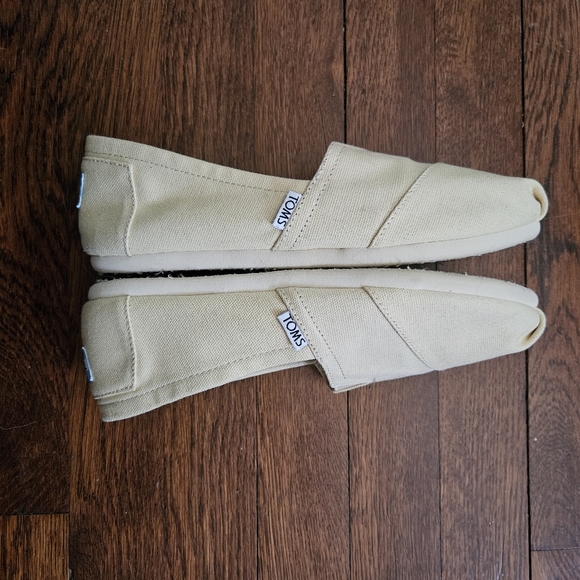 TOMS NWT - Picture 3 of 5